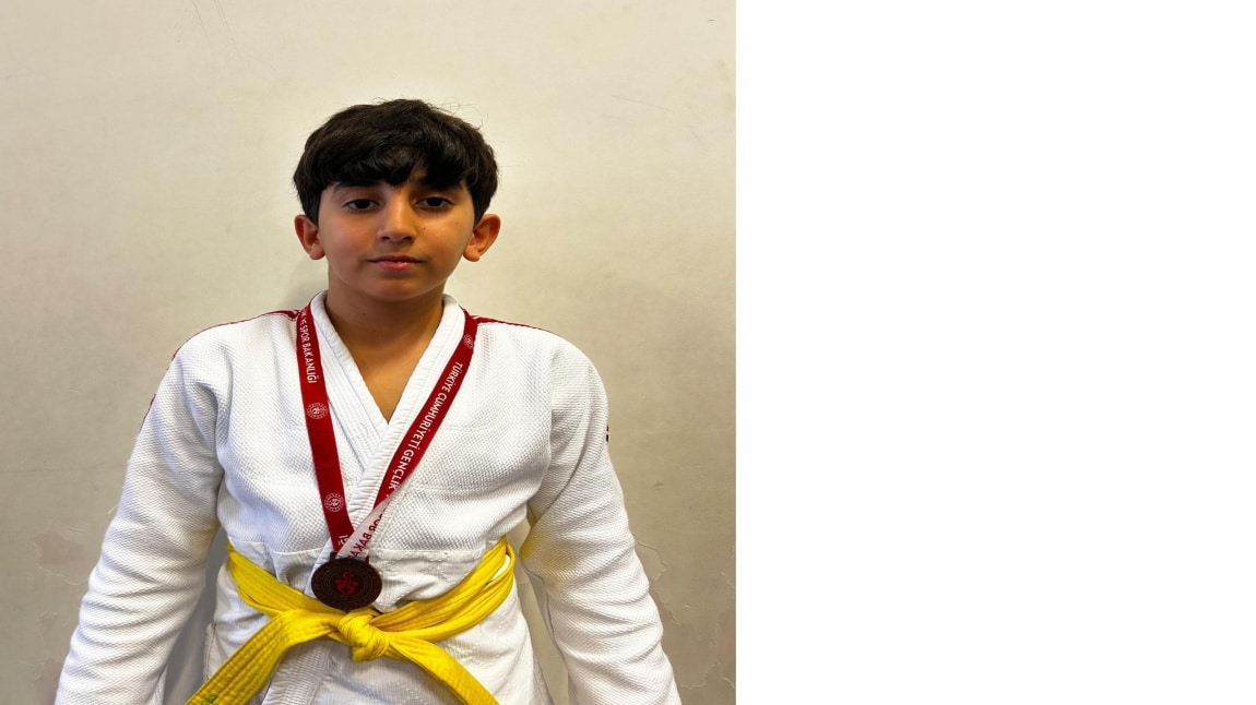 Öğrencimiz Kerem Burak AKKUŞ Tekirdağ 46 kilo Judo il üçüncüsü olarak bronz madalya almıştır.